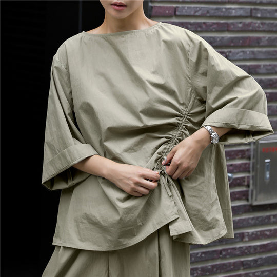Damen Oversize-Bluse mit seitlicher Kordel‑Raffung, U‑Boot‑Ausschnitt und weiten Ärmeln Shop Nory
