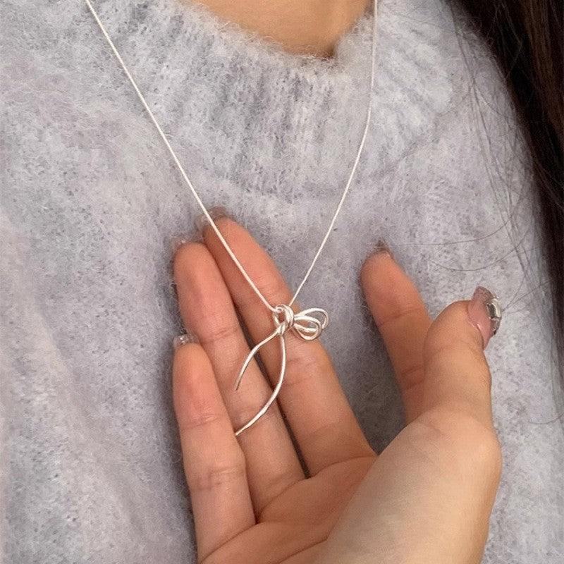Damen Halskette mit stilvollem Schleifenanhänger und filigranem Design Shop Nory