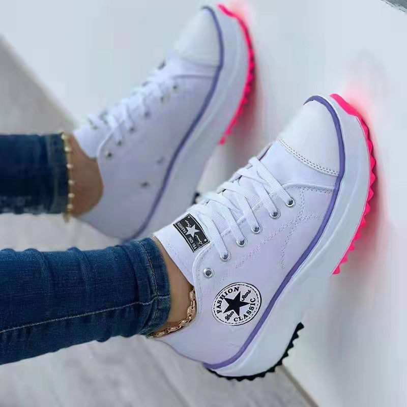 Damen Plateau-Sneaker mit modischen Details und rutschfester Laufsohle