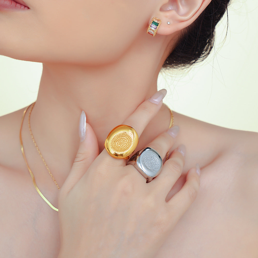Damen Titanstahlring mit luxuriösem Goldfinish und strukturiertem Design Shop Nory