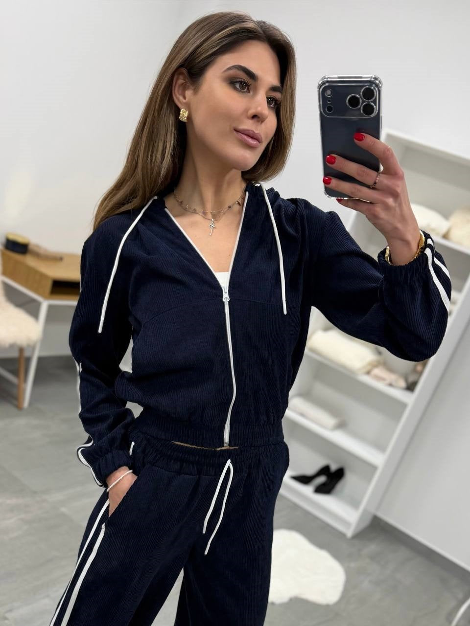 Damen Cord-Jogginganzug mit Kapuze, seitlichen Kontraststreifen, Tunnelzug und elastischen Saumbündchen Shop Nory