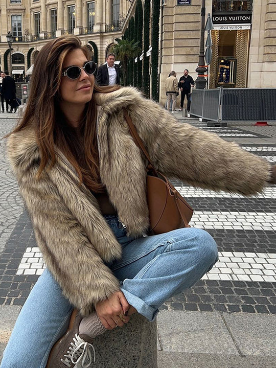 Damen Kurz geschnittener Faux‑Fur Boxy‑Mantel mit Kapuze und Reißverschluss Shop Nory