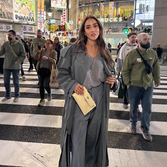 Damen Maxilanger Oversize-Trenchcoat aus softem Velours mit Schulterpatten und doppelreihiger Knopfleiste Shop Nory