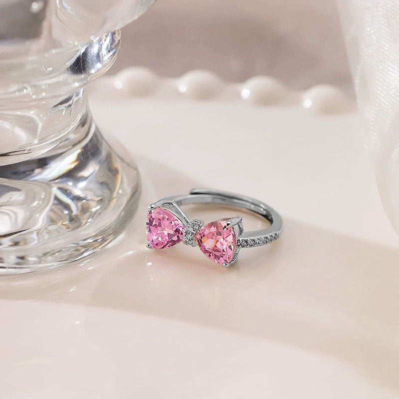 Damename-Ring mit herzförmigen Zirkonia-Steinen und funkelnden Akzenten Shop Nory