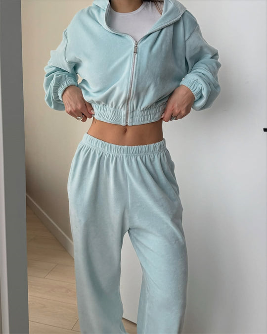 Damen cropped Kapuzen-Zipjacke mit gerafftem Elastiksaum und hochtaillierter Relax-Hose aus softem Sweat Shop Nory