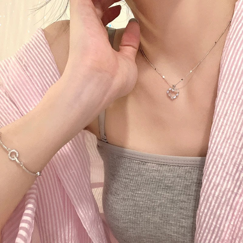 Damen Halskette mit filigranem Herzanhänger und funkelnden Zirkonia Shop Nory