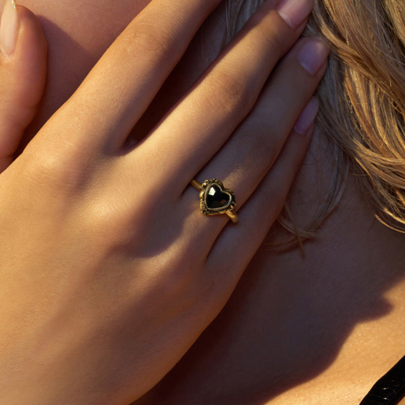 Damen Schmuckring mit herzförmigem Onyx und filigranem Design Shop Nory