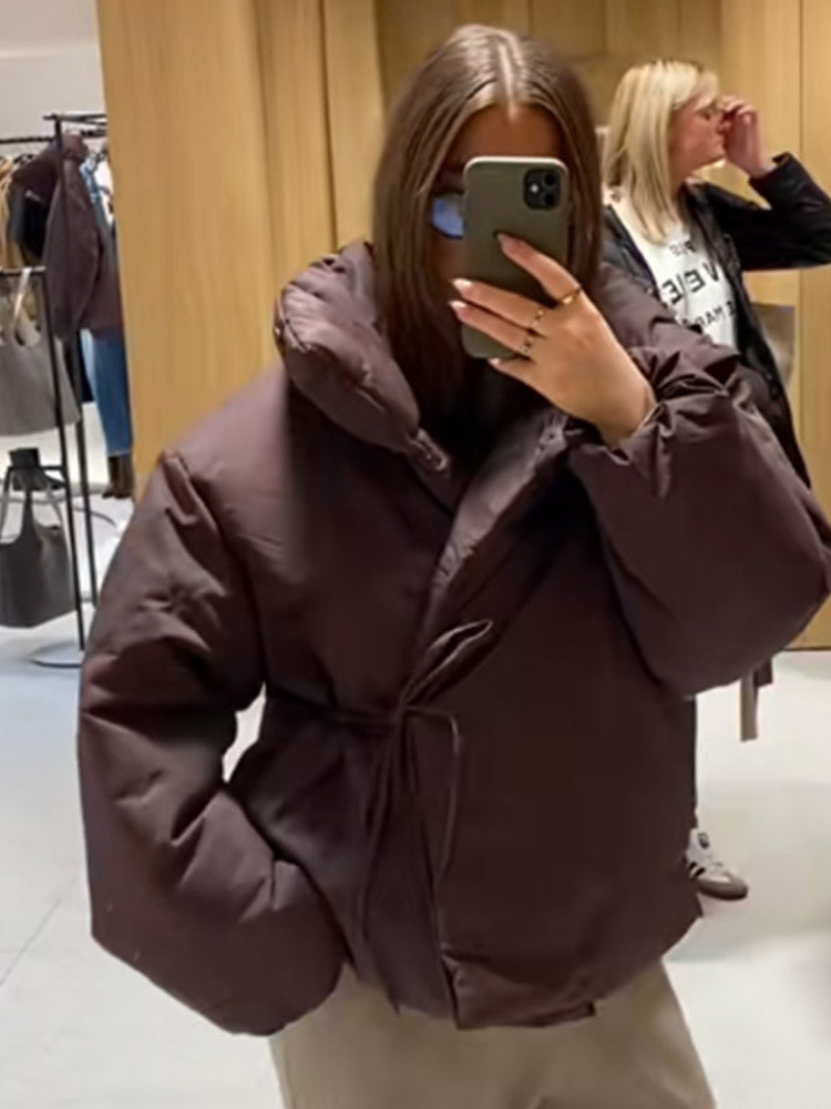 Damen Kurze wattierte Oversize-Pufferjacke mit Kapuze und Bindegürtel Shop Nory