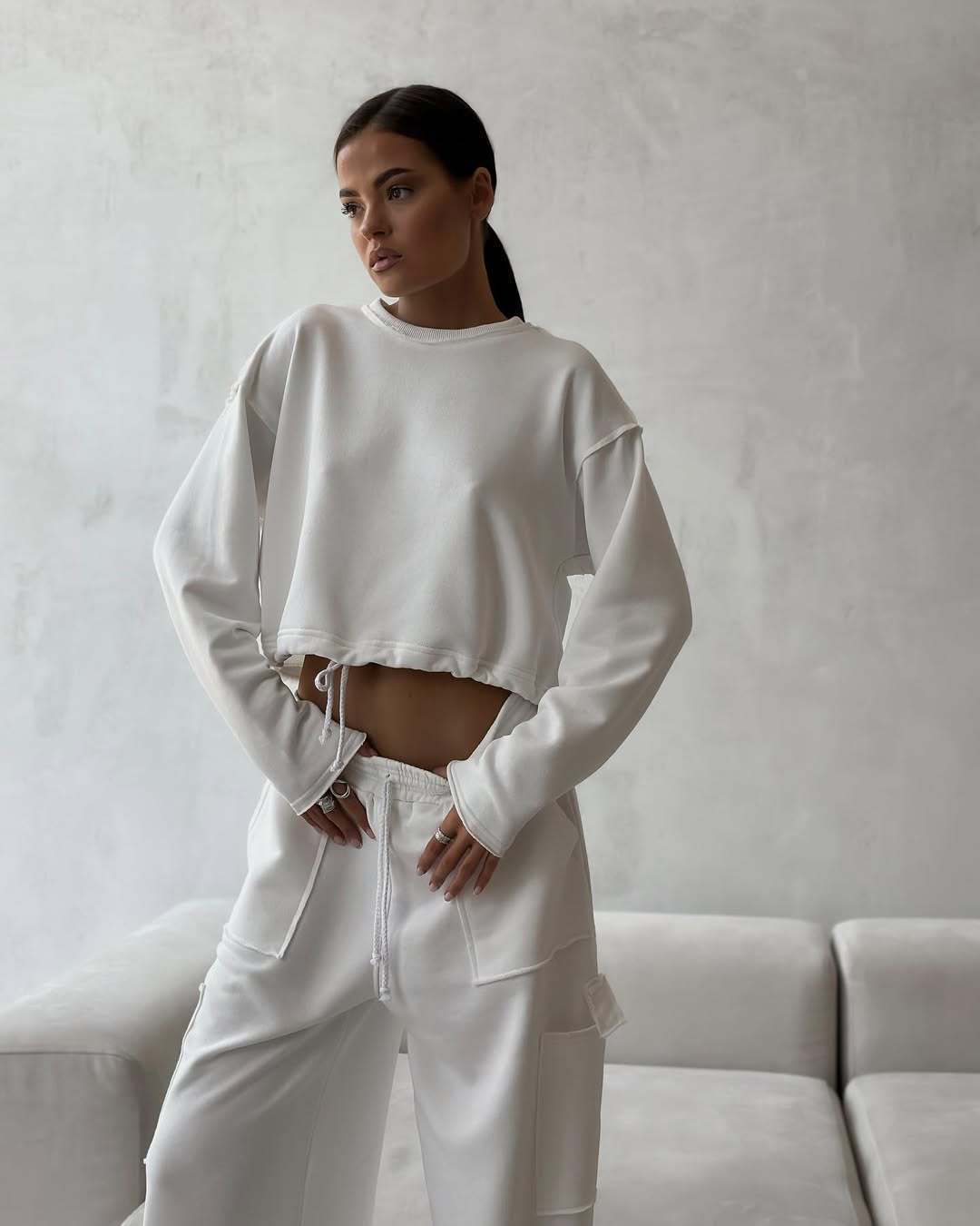 Damen kurzes Sweatshirt mit Kordelzug und Oversize-Ärmeln Shop Nory