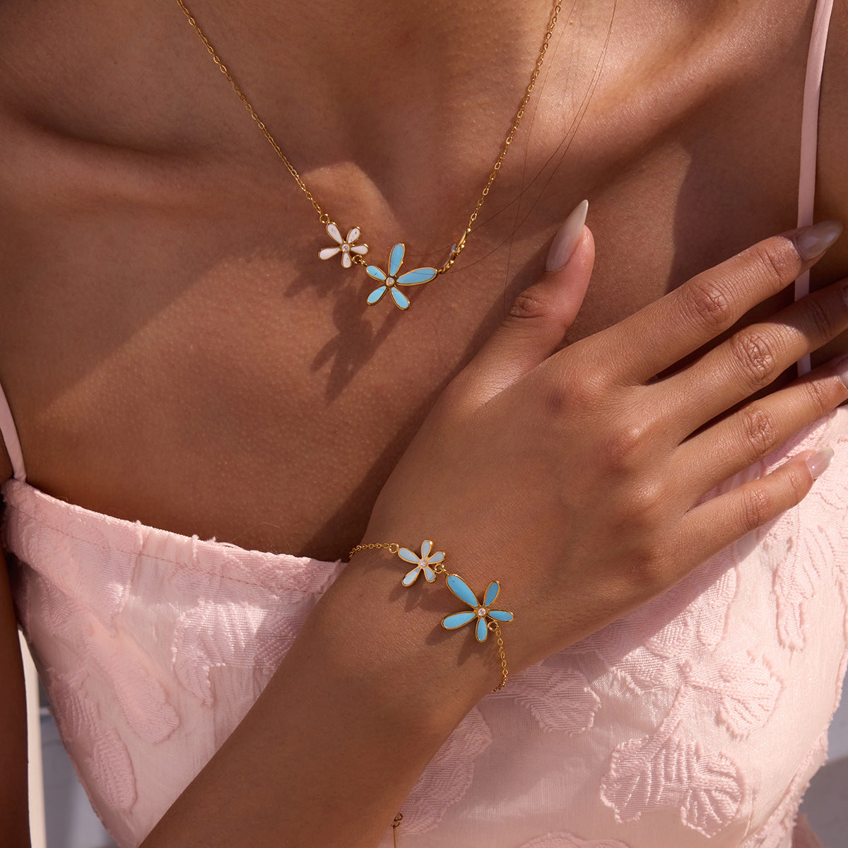 Damen Armband mit blütenförmigen Anhängern aus hypoallergenem Edelstahl Shop Nory