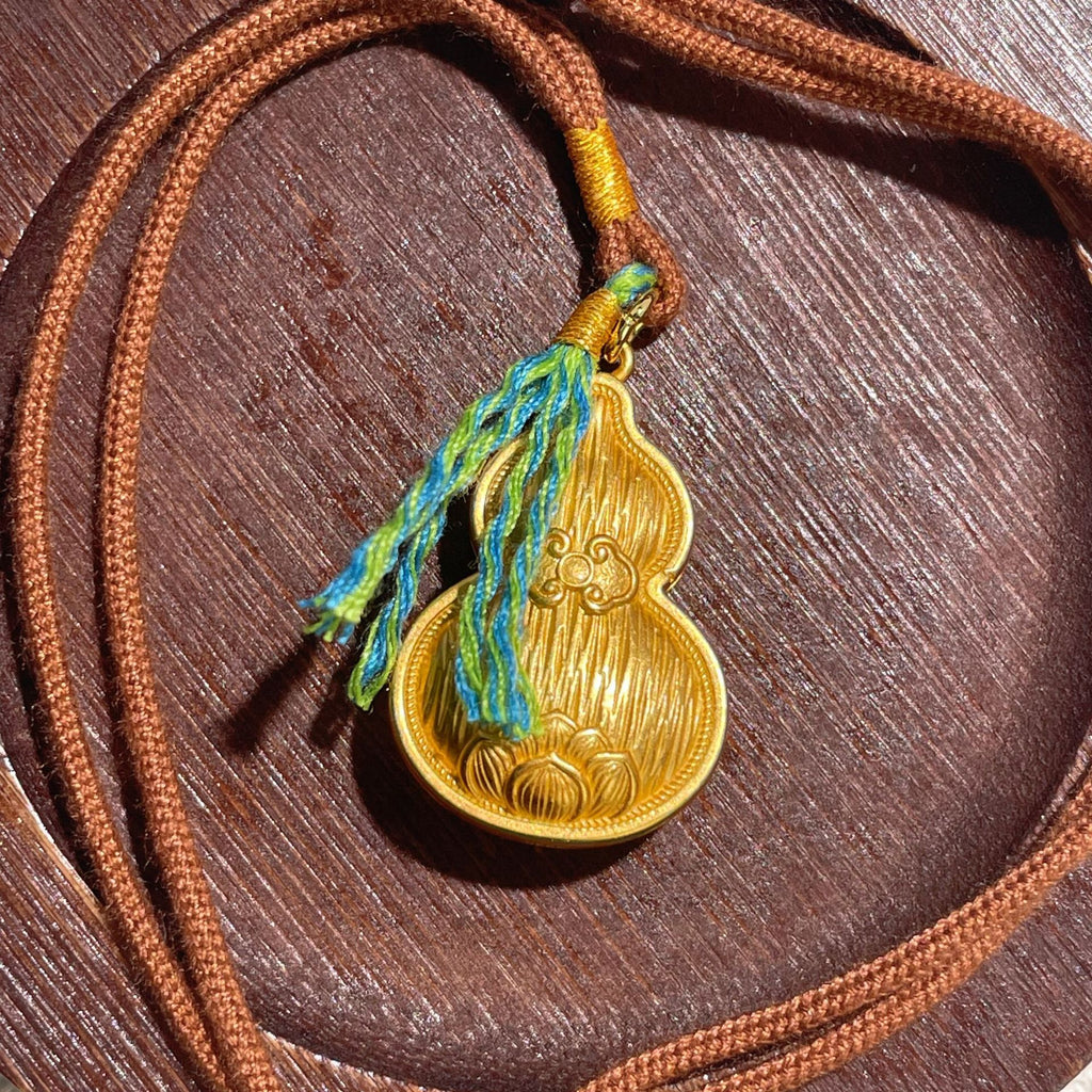 Damen Amulett-Halskette mit kunstvollem Anhänger und geflochtenem Band Shop Nory