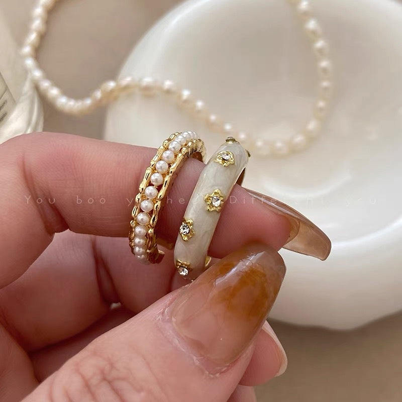 Damen Ring mit filigranem Perlendesign und elegantem Goldfinish Shop Nory
