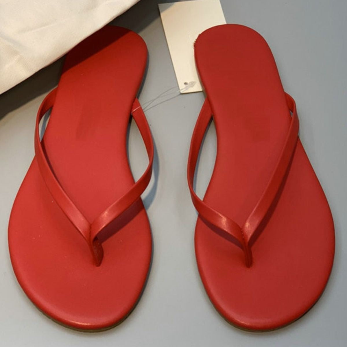 Damen stilvolle Flip-Flops mit glänzendem Riemendesign