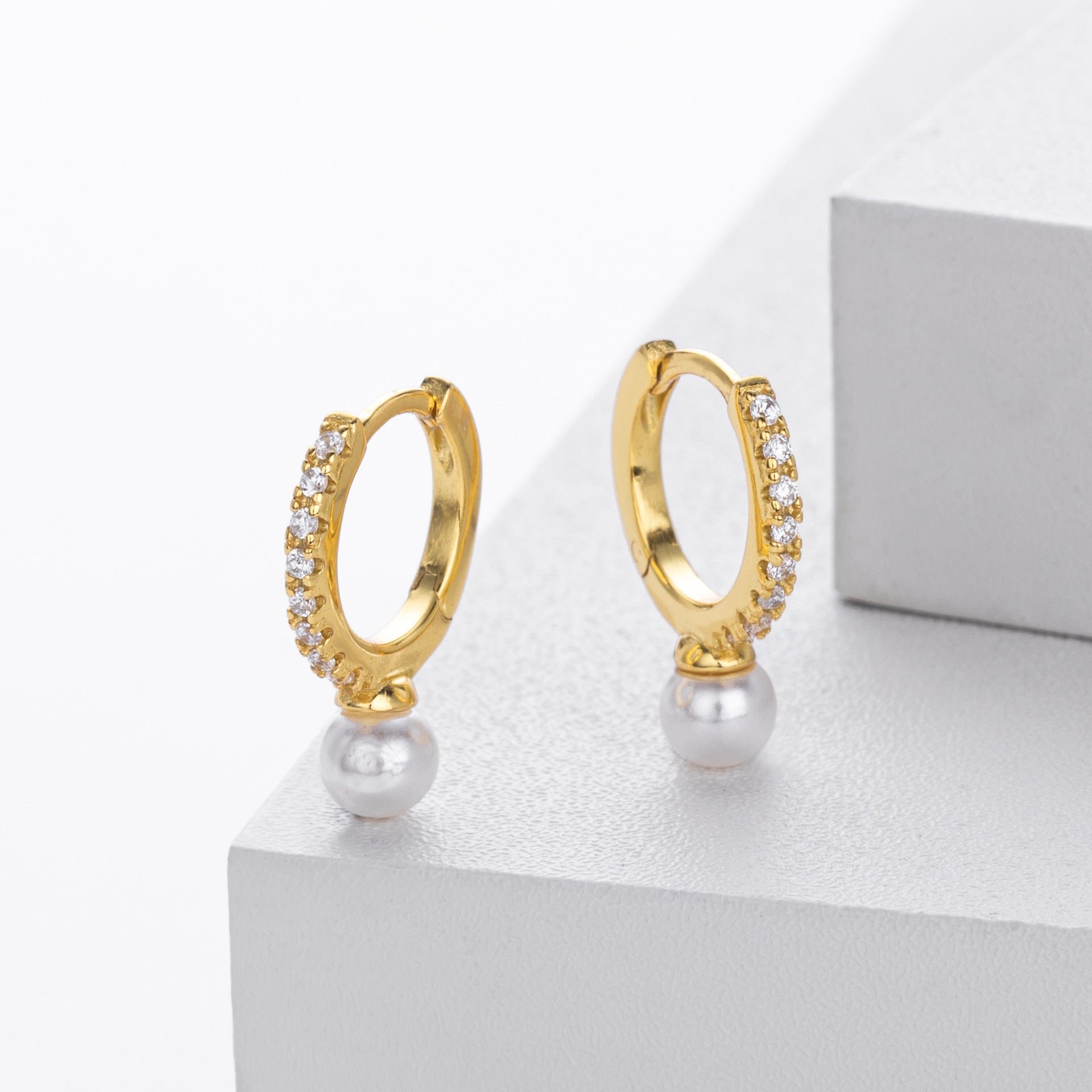 Damen Ohrhänger mit strahlendem Zirkonbesatz und perlenartigen Anhängern Shop Nory