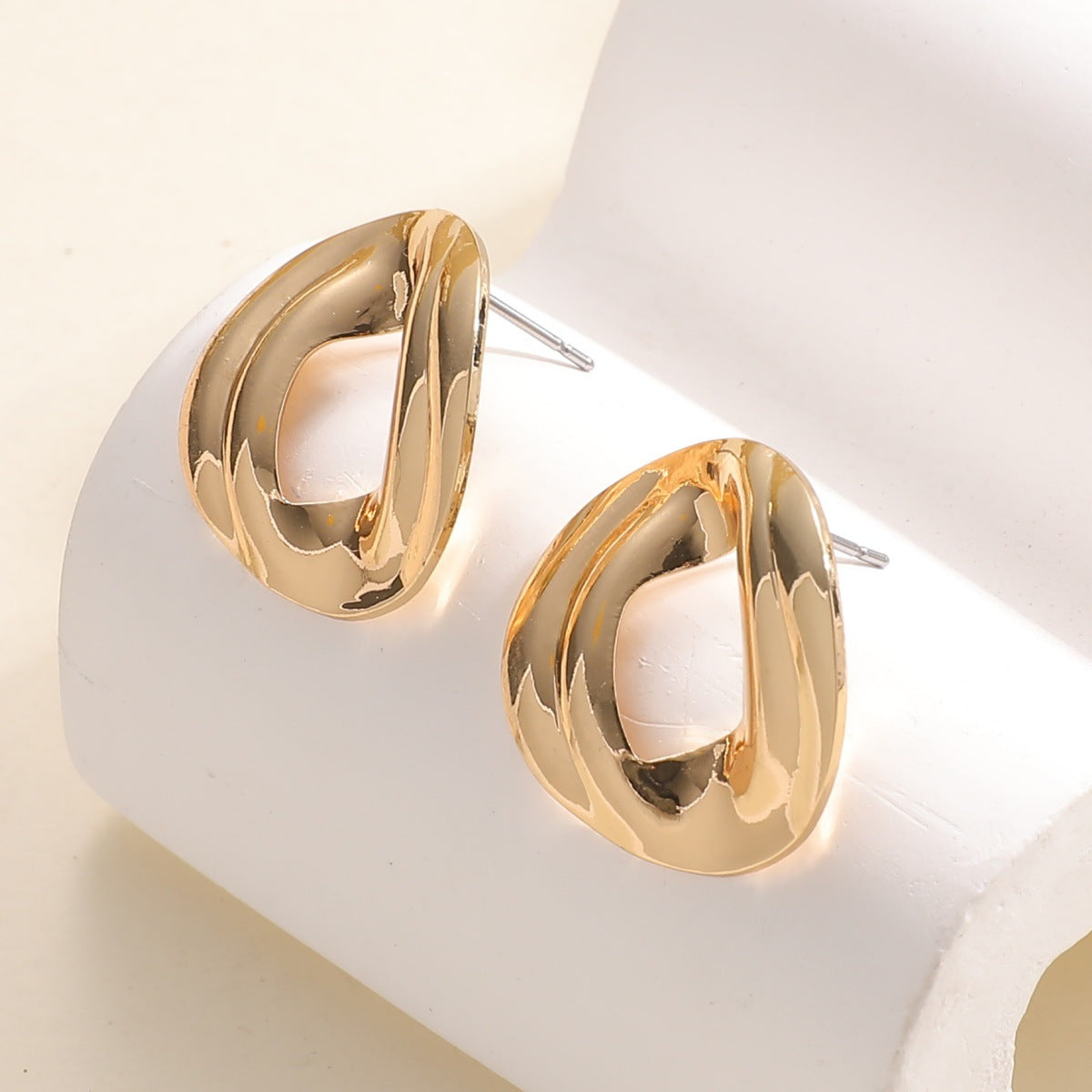 Damen Ohrringe mit modernem, skulpturalem Design Shop Nory