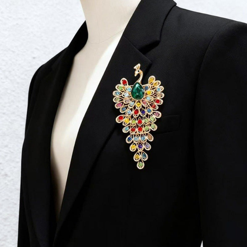 Elegante Pfauenbrosche mit Facettierten Kristallsteinen und Goldener Legierungsbeschichtung
