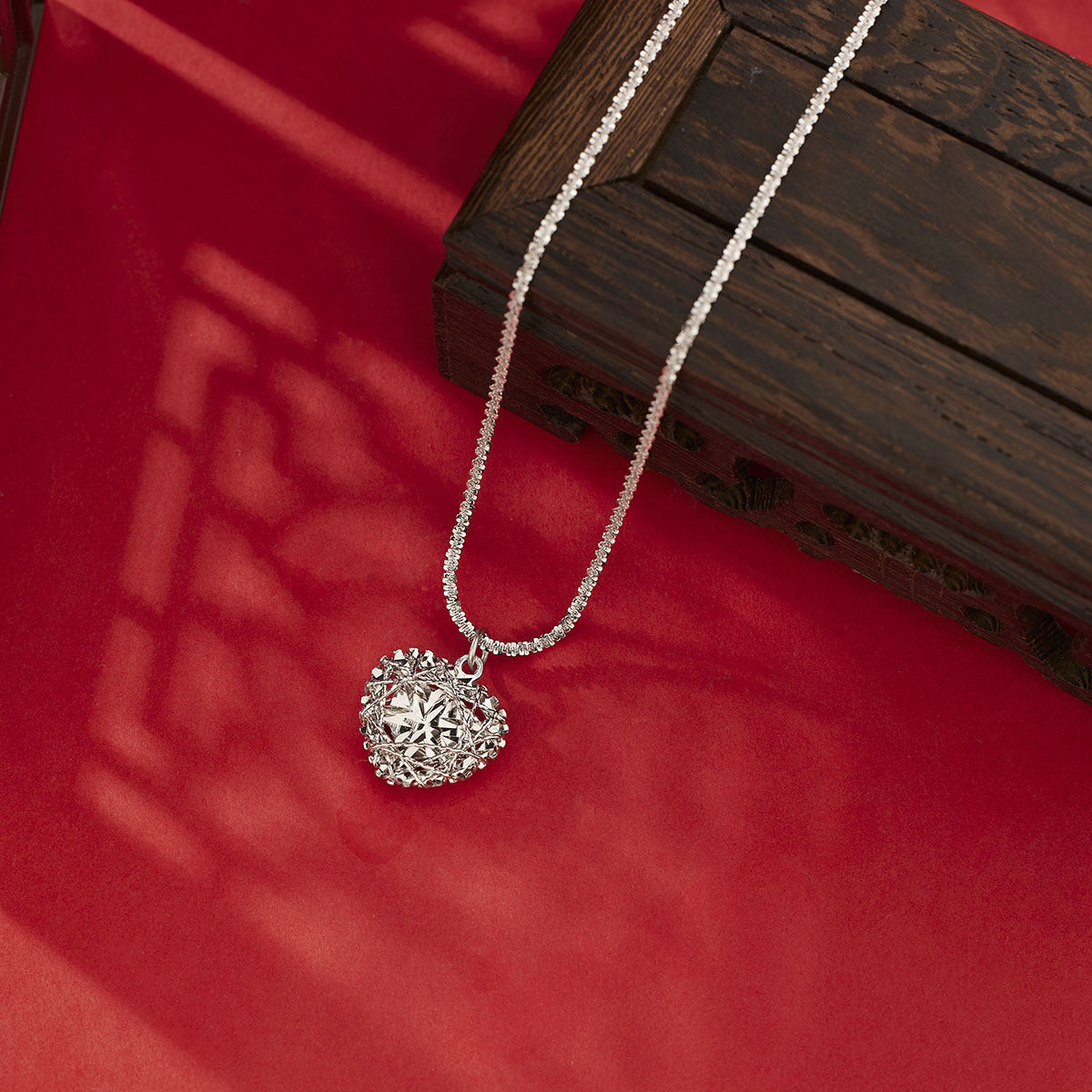 Damen Halskette mit herzförmigem Anhänger aus hochwertigem Kristall und exquisitem Drahtdesign Shop Nory