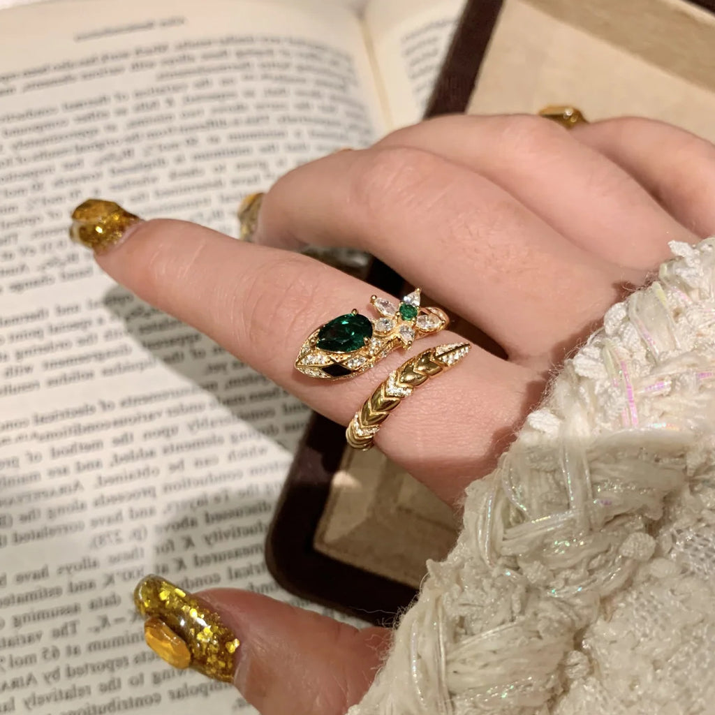 Damen Luxus Ring mit grünem Stein und funkelnden Zirkonia Shop Nory