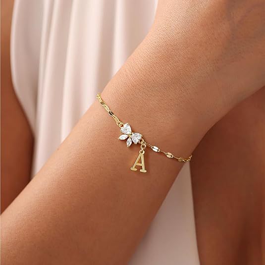 Damen Armband mit funkelndem Schmetterlings-Akzent und personalisiertem Anhänger Shop Nory
