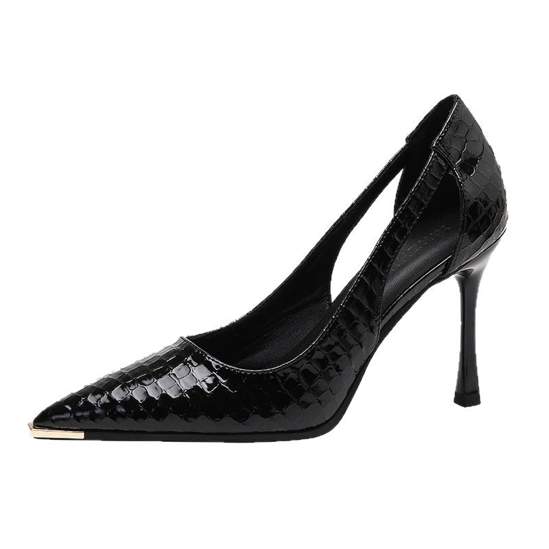 Damen Seitlich ausgeschnittene Lackpumps mit Krokoprägung und Metallkappe Shop Nory