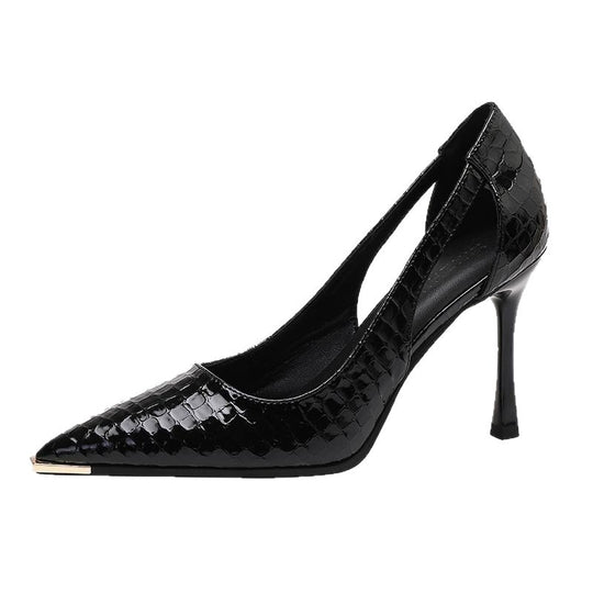 Damen Seitlich ausgeschnittene Lackpumps mit Krokoprägung und Metallkappe Shop Nory