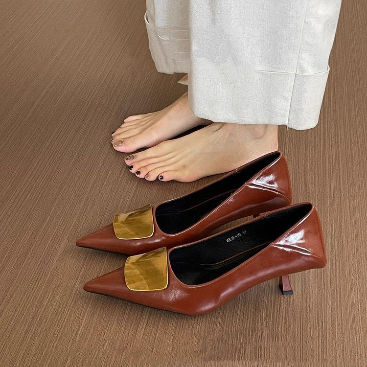 Damen Spitz zulaufende Lack‑Pumps mit niedrigem Kitten‑Absatz und dekorativer Metallapplikation Shop Nory
