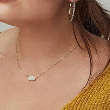 Damen Halskette mit ovalem Natursteinanhänger und zartem Kettendesign Shop Nory