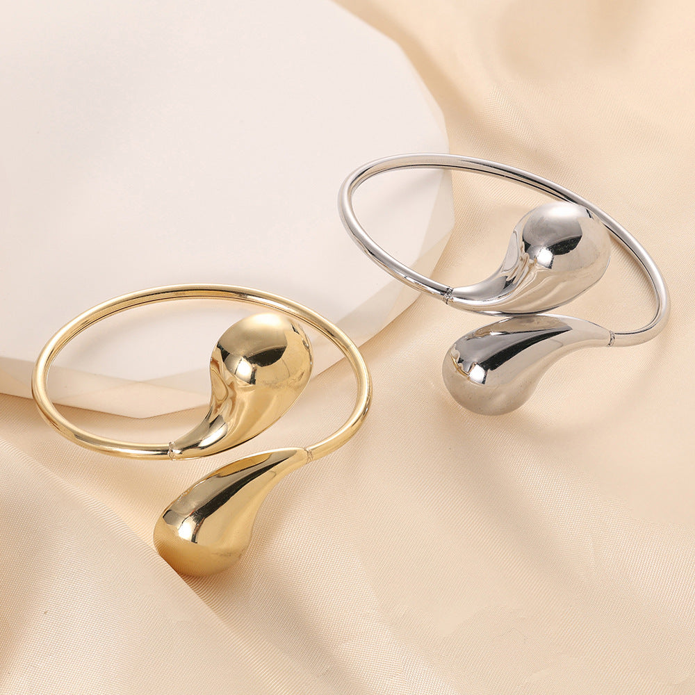 Damen Armreif mit modernem Tropfen-Design und hochwertiger Edelstahloberfläche Shop Nory
