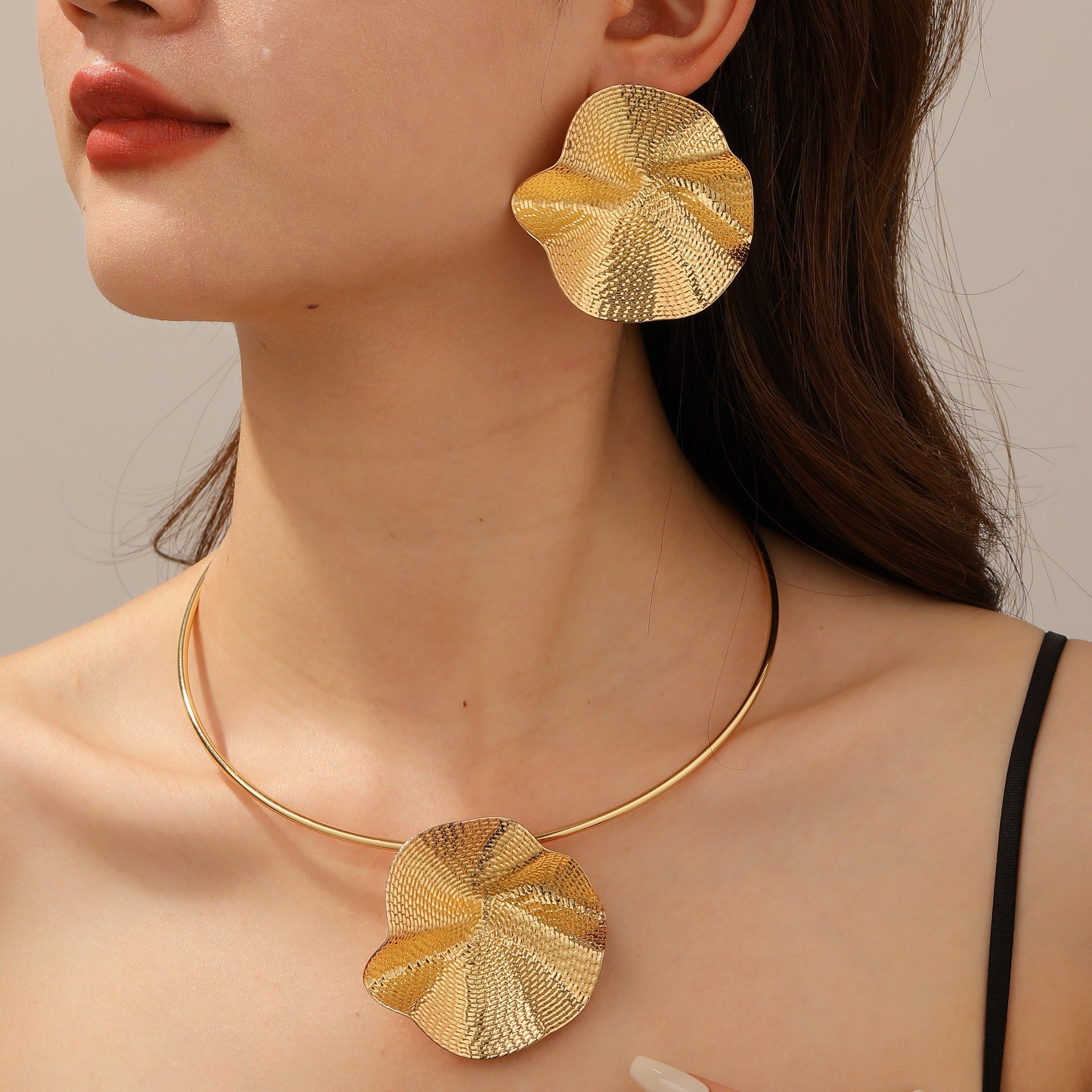 Damen Halskette mit elegantem, skulpturalem Blütenanhänger Shop Nory
