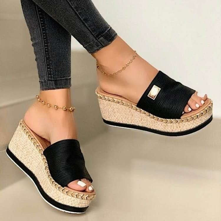 Damen Keil-Pantoletten mit Bast-Plateau, geflochtenem Rand und breitem Textilriemen Shop Nory