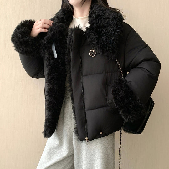 Damen nan kurze taillierte Pufferjacke mit voluminösem Kunstfellkragen, Schnallen- und Reißverschlussdetails Shop Nory