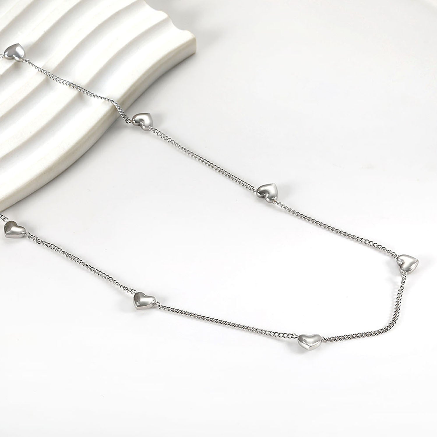 Damen Halskette mit herzförmigen Anhängern und eleganter Kettengestaltung Shop Nory
