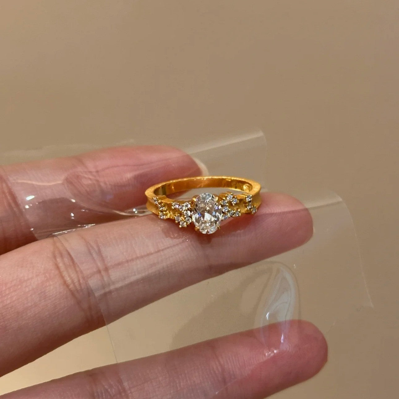 Damen eleganter Ring mit funkelnden Zirkonia-Steinen Shop Nory