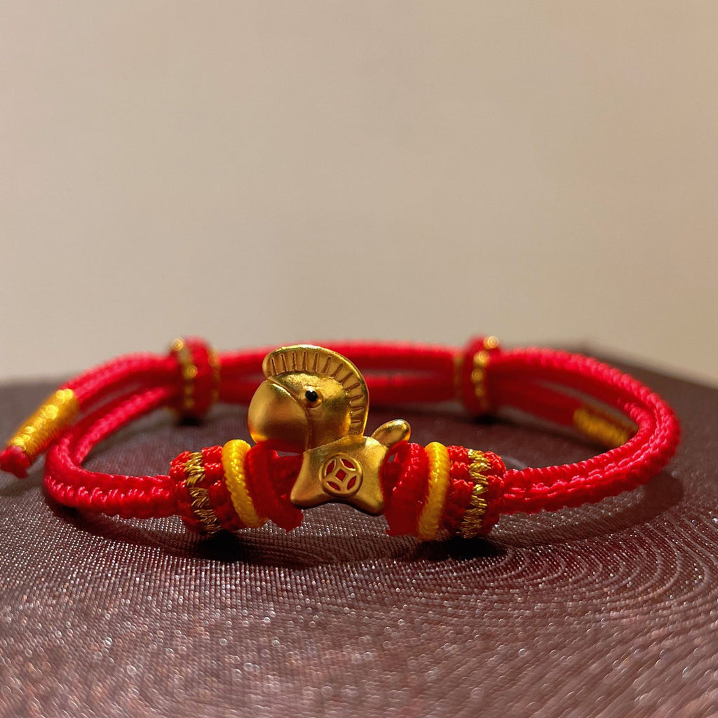 Damen Armband mit goldenem Pferde-Anhänger und rotem Textilband Shop Nory