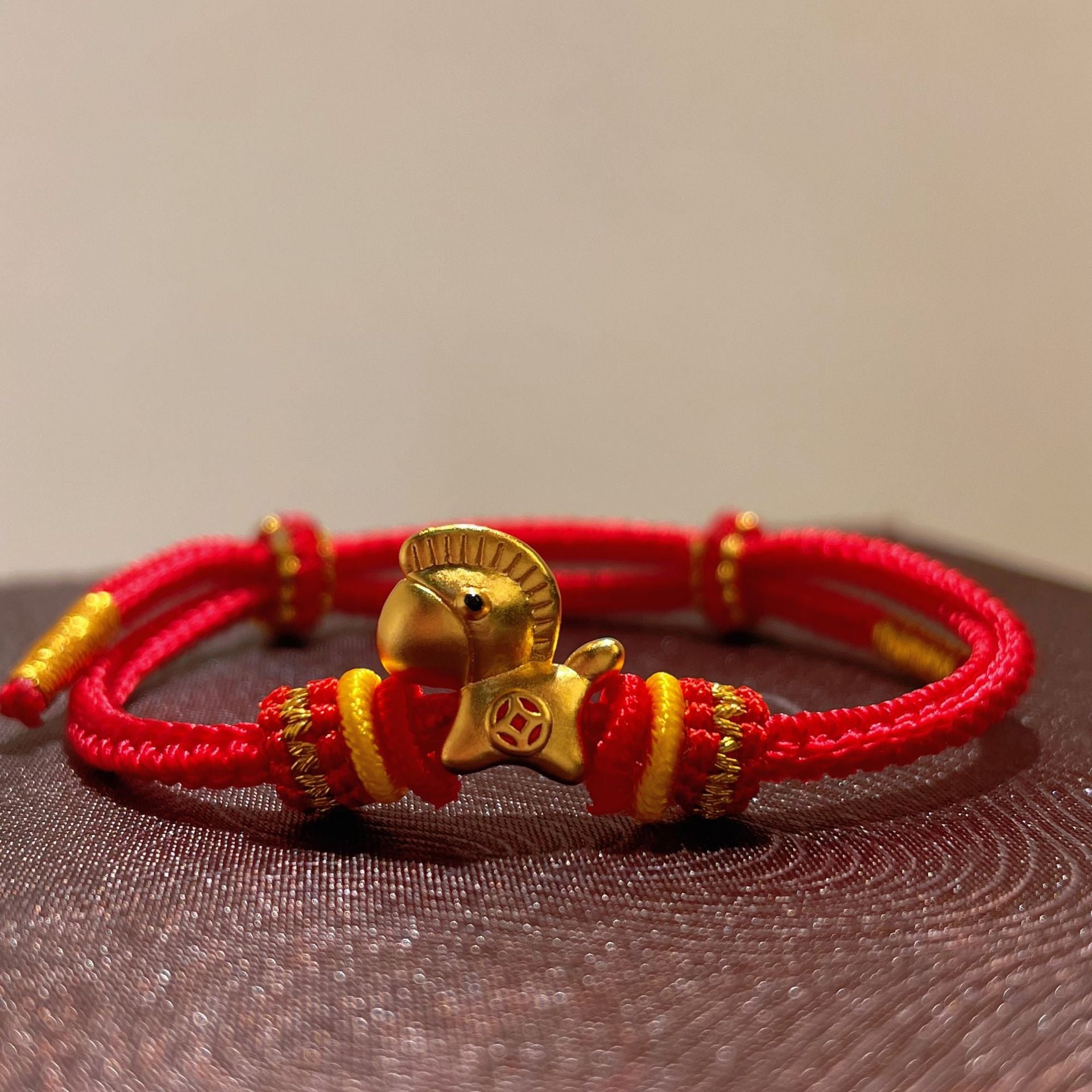Damen Armband mit goldenem Pferde-Anhänger und rotem Textilband Shop Nory