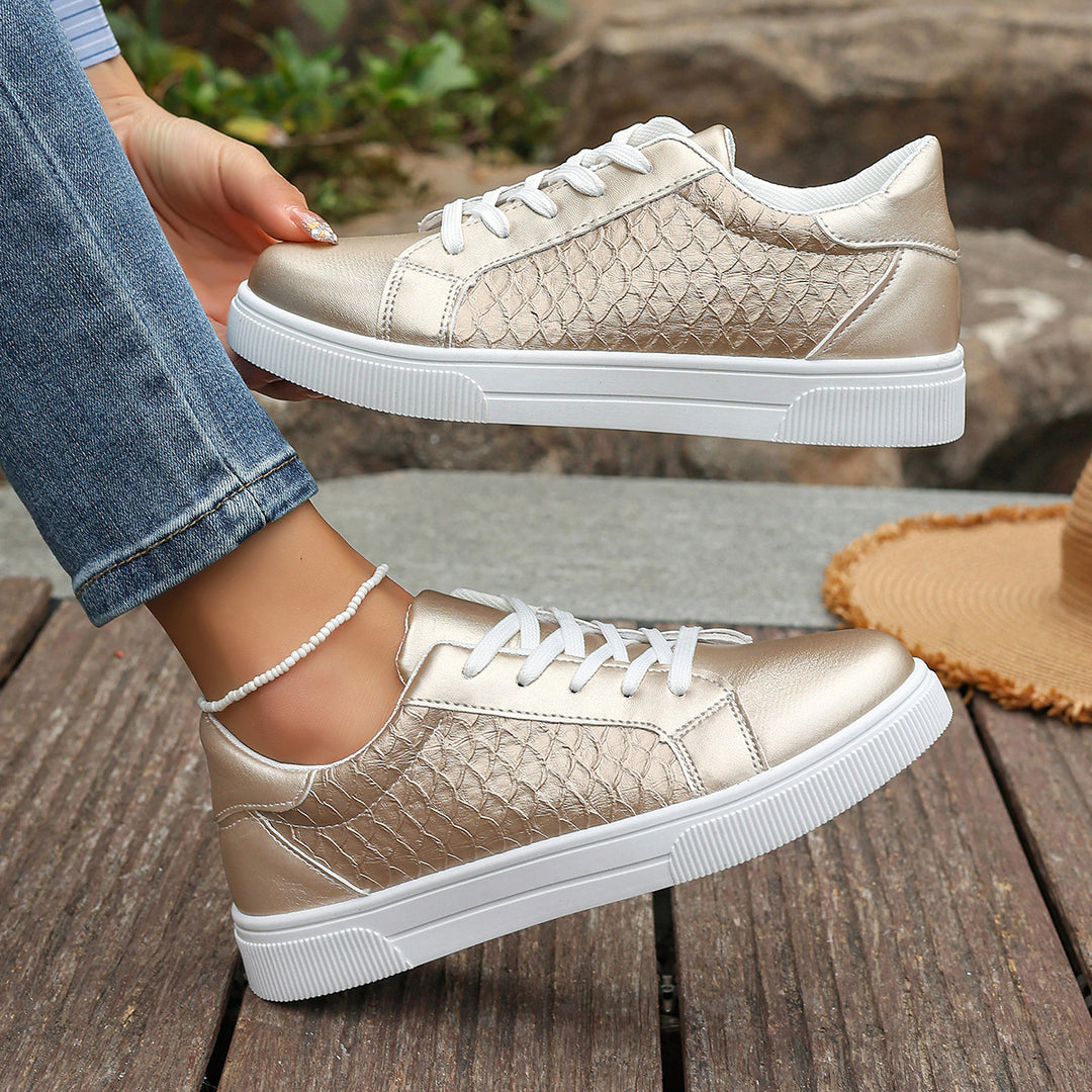 Damen Flache Sneaker mit Metallic‑Finish und geprägter Seitenstruktur Shop Nory