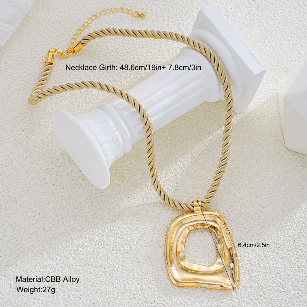 Damen Halskette mit auffälligem asymmetrischen Anhänger und luxuriösem Kettenstrang Shop Nory