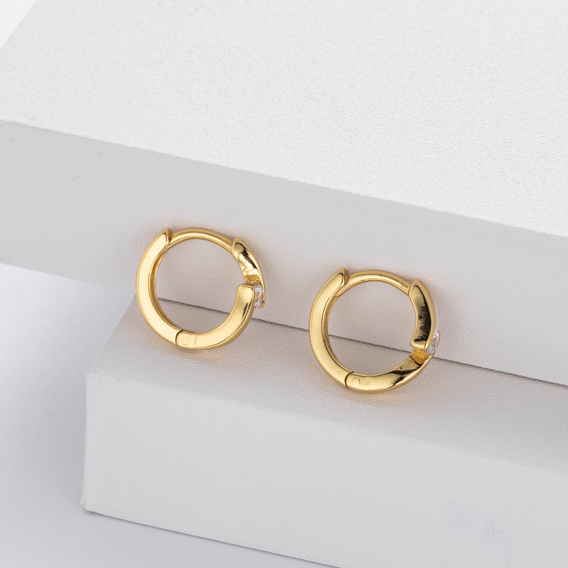 Damen Ohrhänger mit elegantem geschwungenem Design und funkelndem Zirkon Shop Nory
