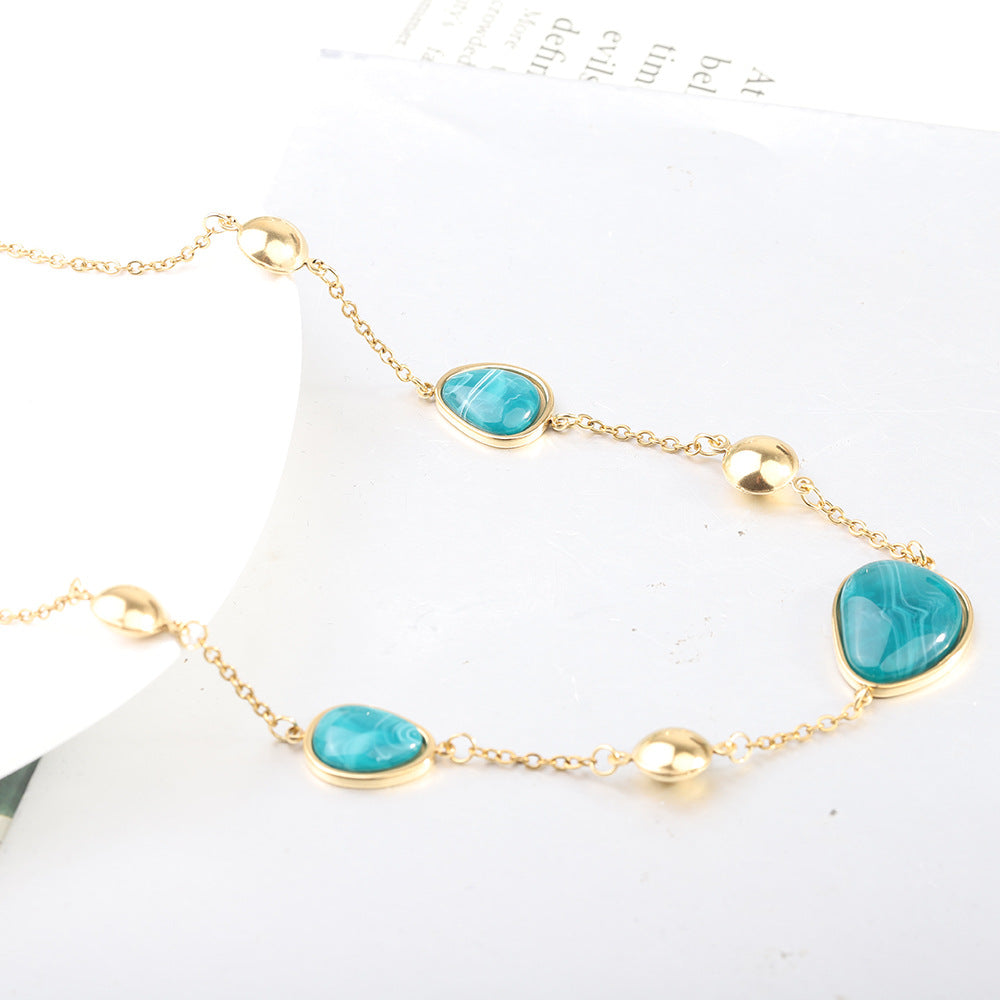 Damen Halskette mit eleganten, asymmetrischen Anhängern und feiner Kettenstruktur Shop Nory