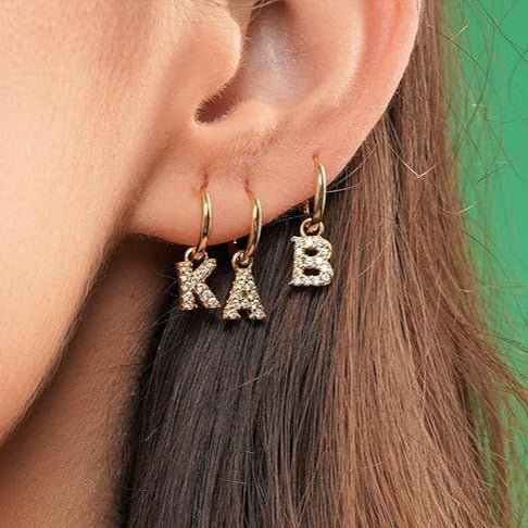 Damen Ohrringe mit funkelndem Initial-Anhänger und stilvollem Design Shop Nory