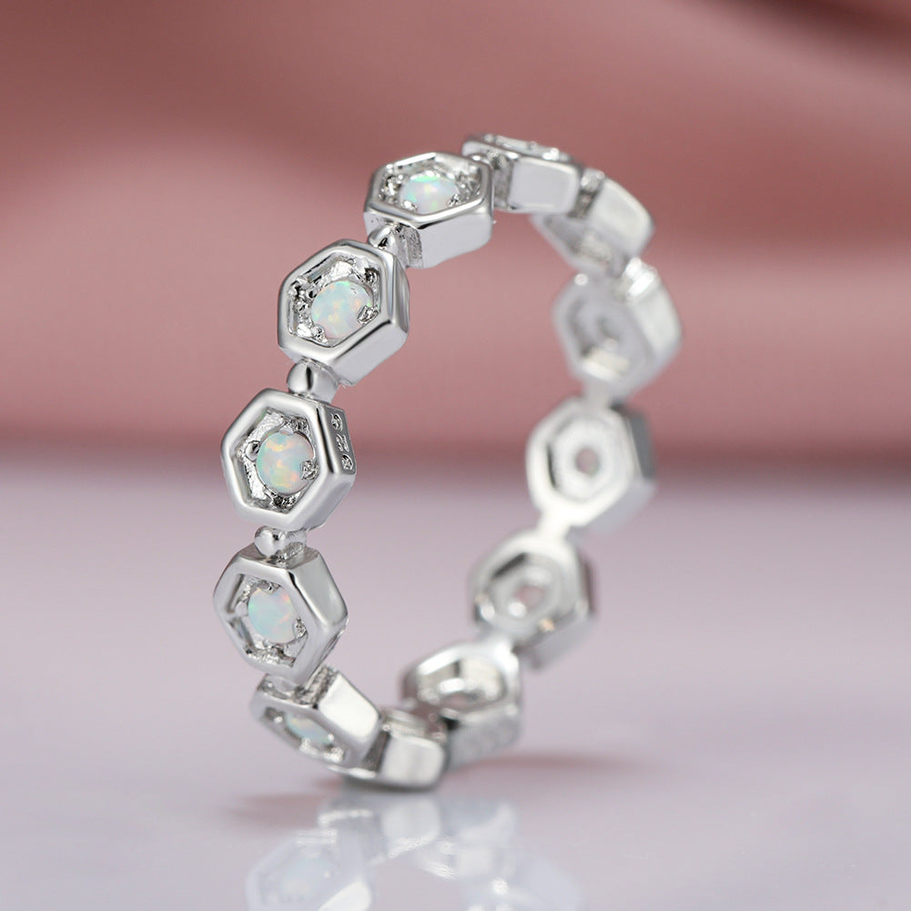 Damen Ring mit sechseckigem Design und schimmernden Opal-Einsätzen Shop Nory