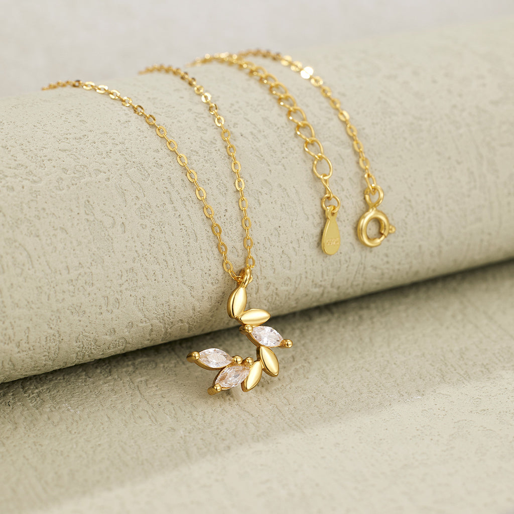 Damen Halskette mit filigranem Anhänger und funkelnden Zirkonia-Details Shop Nory