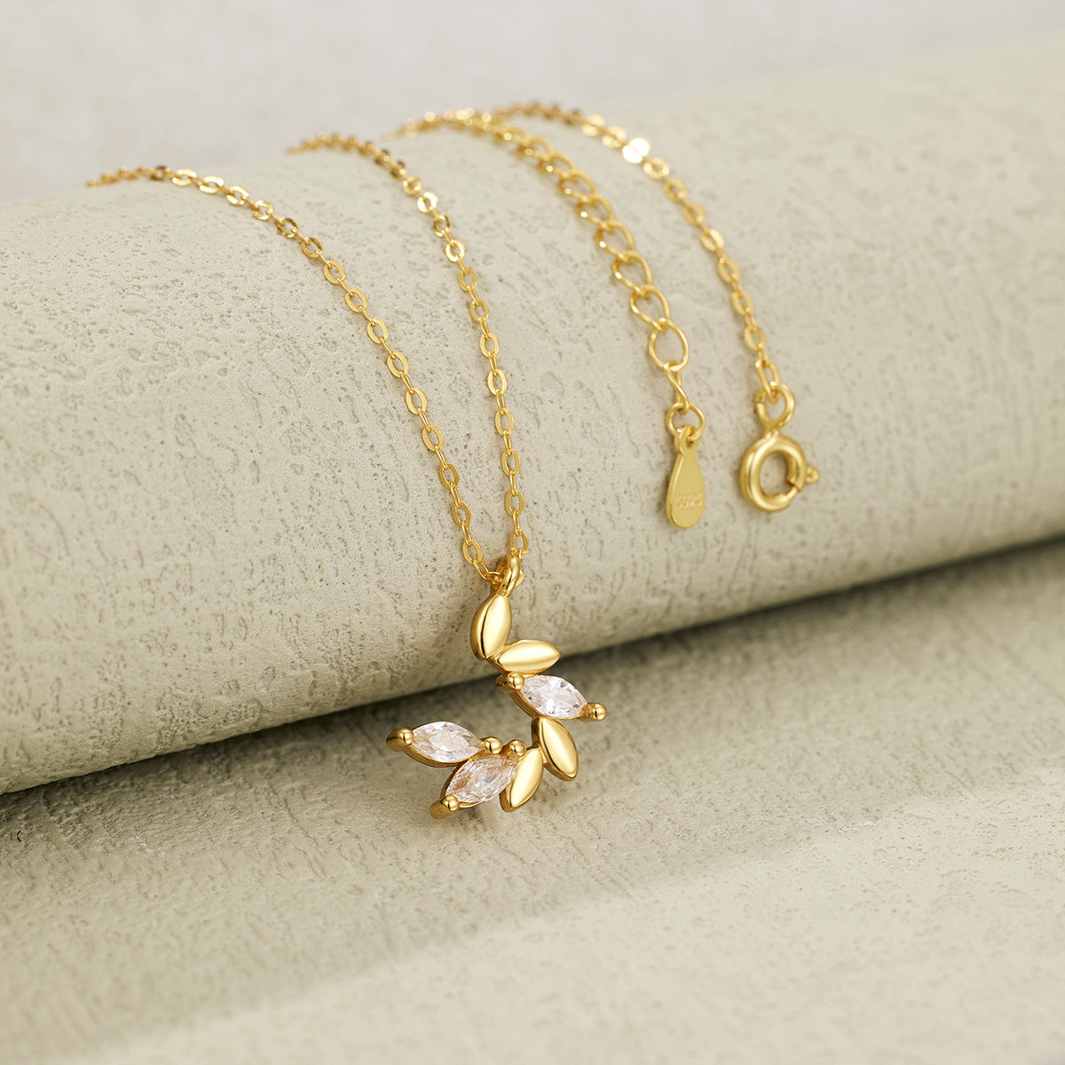 Damen Halskette mit filigranem Anhänger und funkelnden Zirkonia-Details Shop Nory