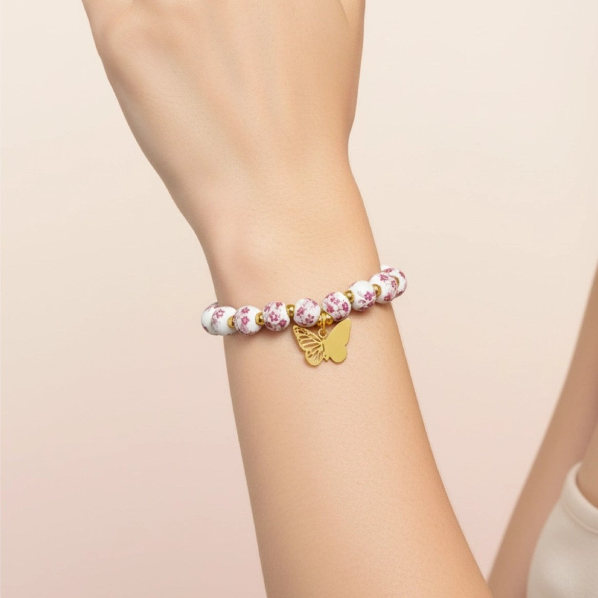 Damenarmband mit floralem Design und goldenen Akzenten Shop Nory