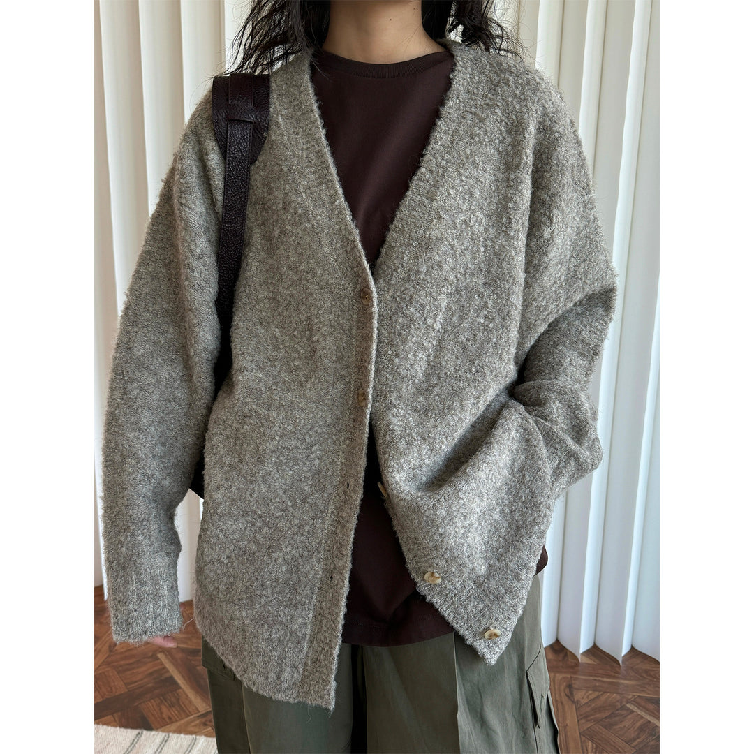 Damen Boxy‑Cardigan aus fluffigem Bouclé‑Wollmix mit tiefem V und Knopfleiste Shop Nory