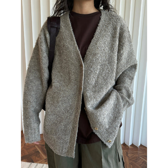 Damen Boxy‑Cardigan aus fluffigem Bouclé‑Wollmix mit tiefem V und Knopfleiste Shop Nory
