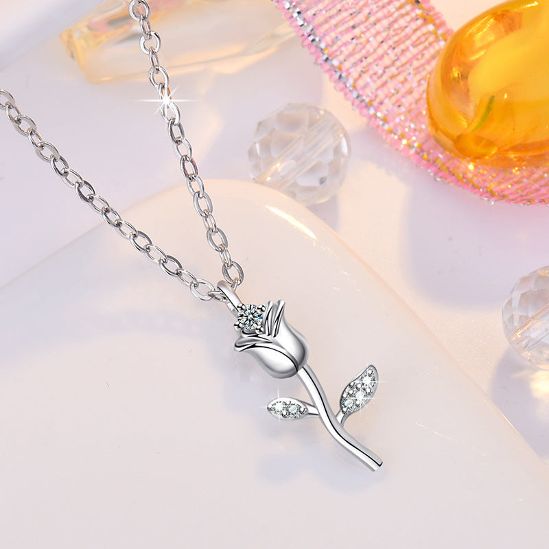 Damen Halskette mit elegantem Rosenanhänger und funkelnden Zirkonia Shop Nory