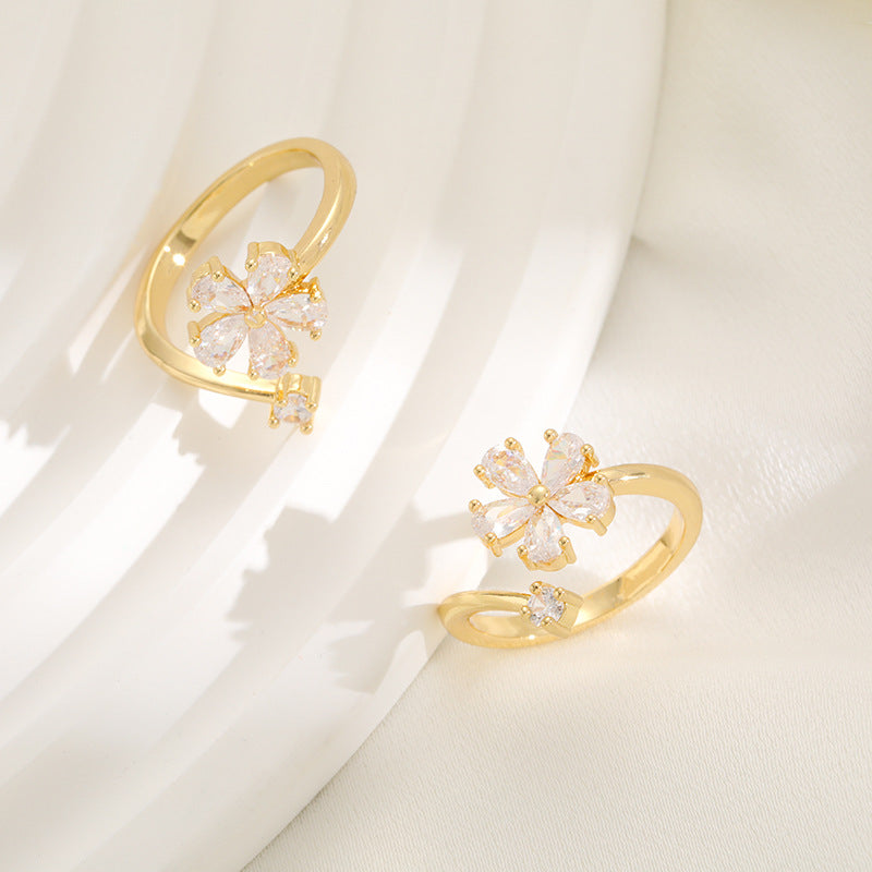 Damen Ring mit elegantem floralen Design und funkelnden Zirkonia Shop Nory