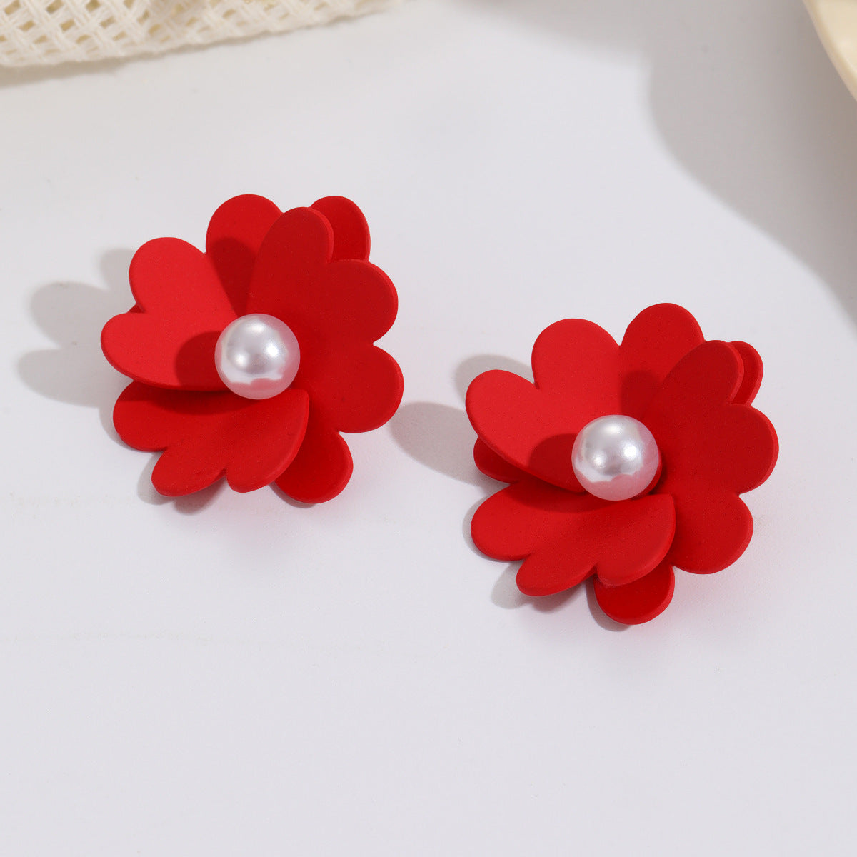 Damen Ohrstecker mit lebendigem Blumendesign und stylishen Perlenakzenten Shop Nory
