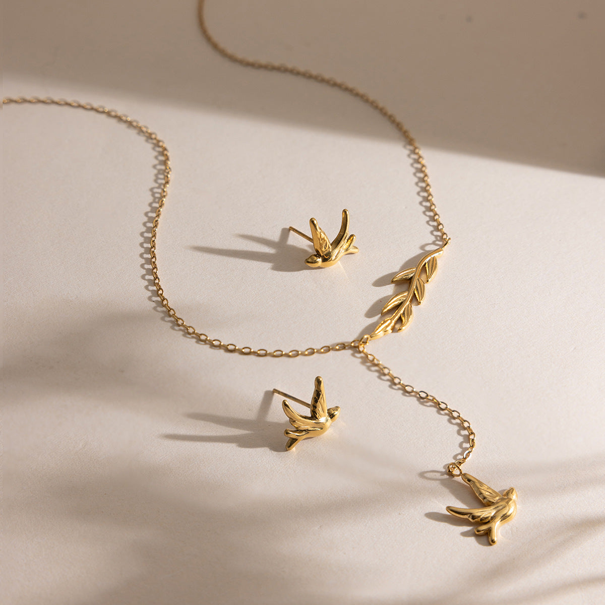 Damen Halskette mit Anhänger im eleganten Vogel-Design aus hypoallergenem Edelstahl Shop Nory